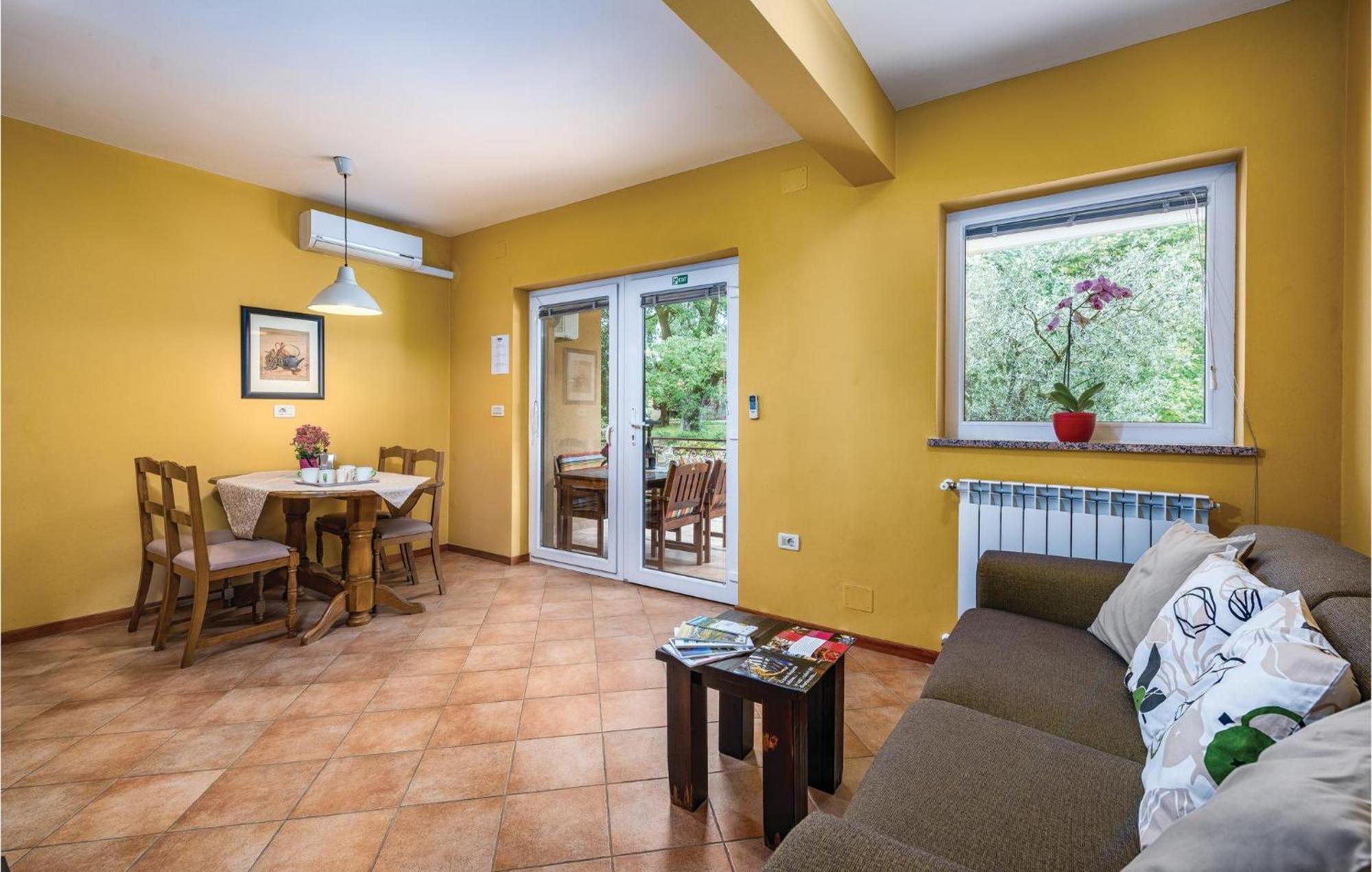 Stunning Apartment In Umag With Wifi Екстериор снимка