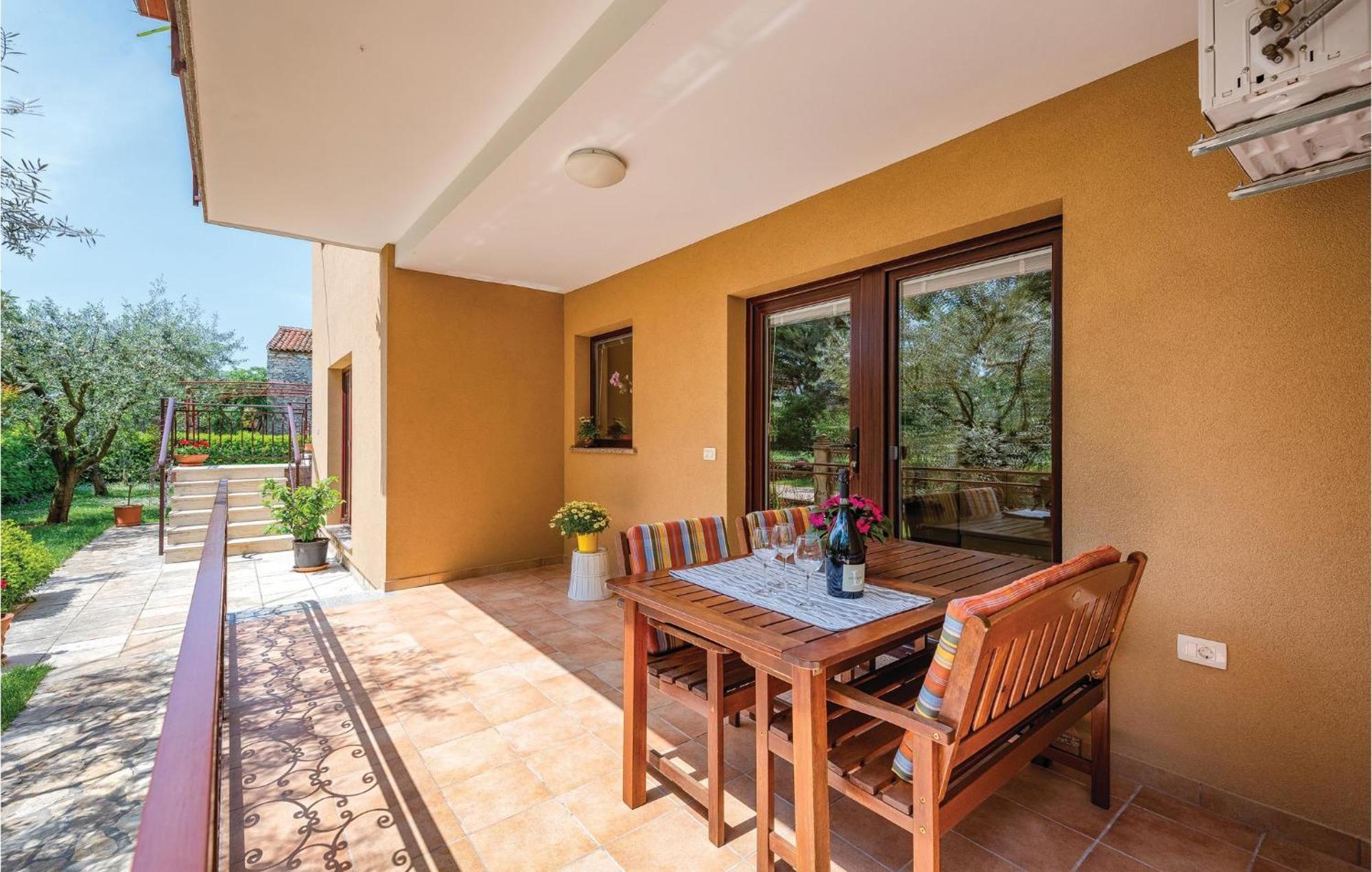 Stunning Apartment In Umag With Wifi Екстериор снимка