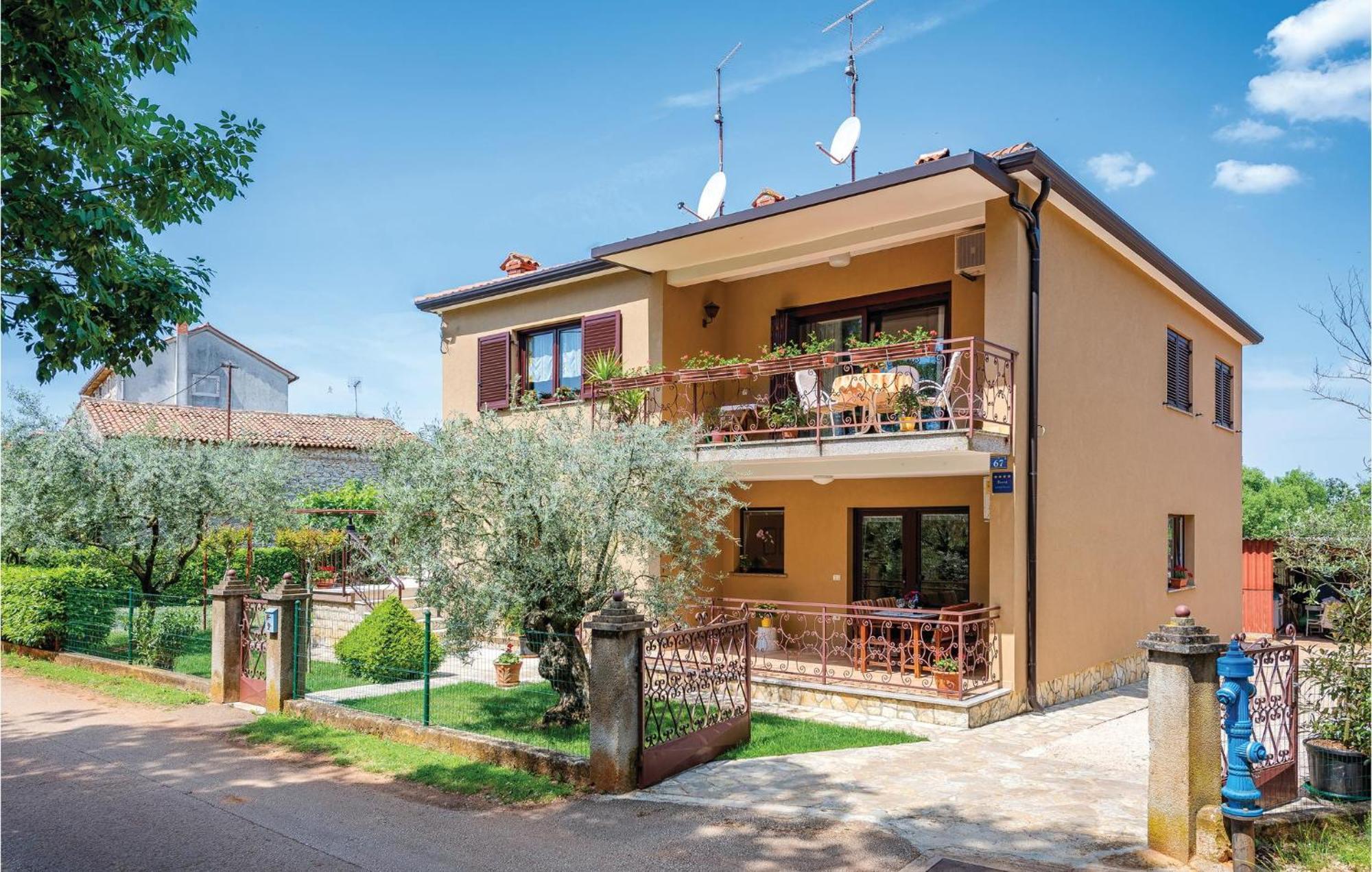Stunning Apartment In Umag With Wifi Екстериор снимка