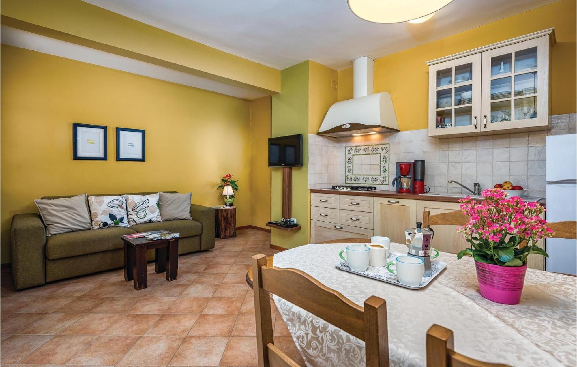 Stunning Apartment In Umag With Wifi Екстериор снимка